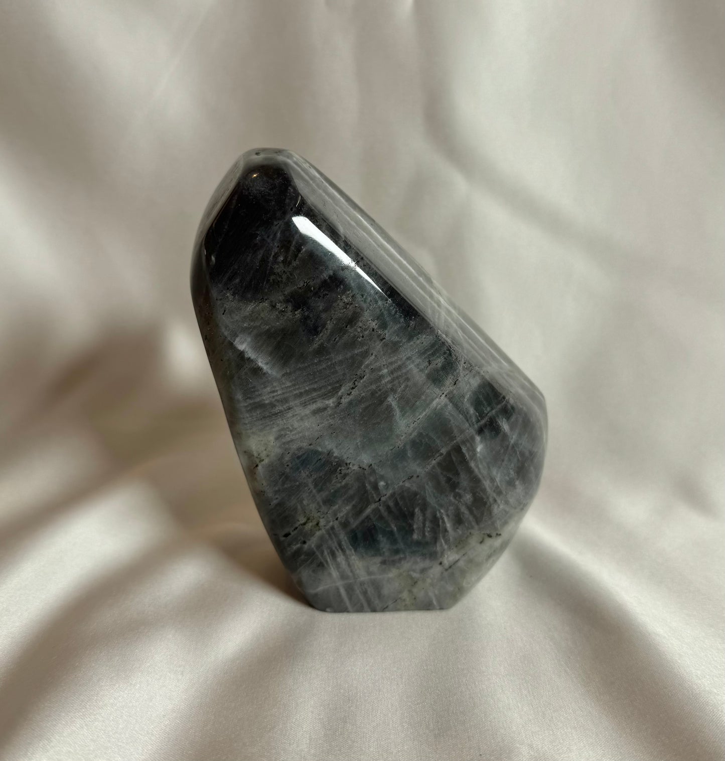 Paarse Labradoriet Sculptuur Nr. 409