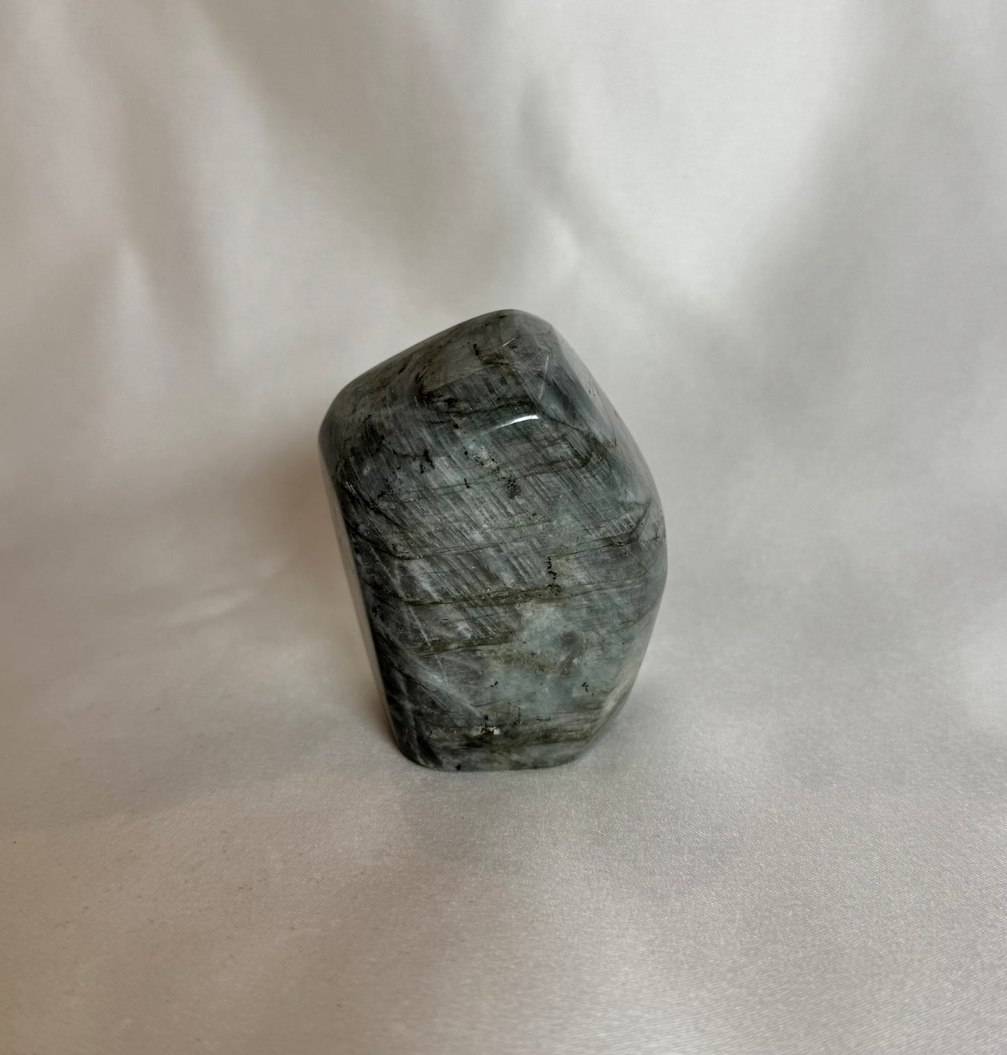 Paarse Labradoriet Sculptuur Nr. 424