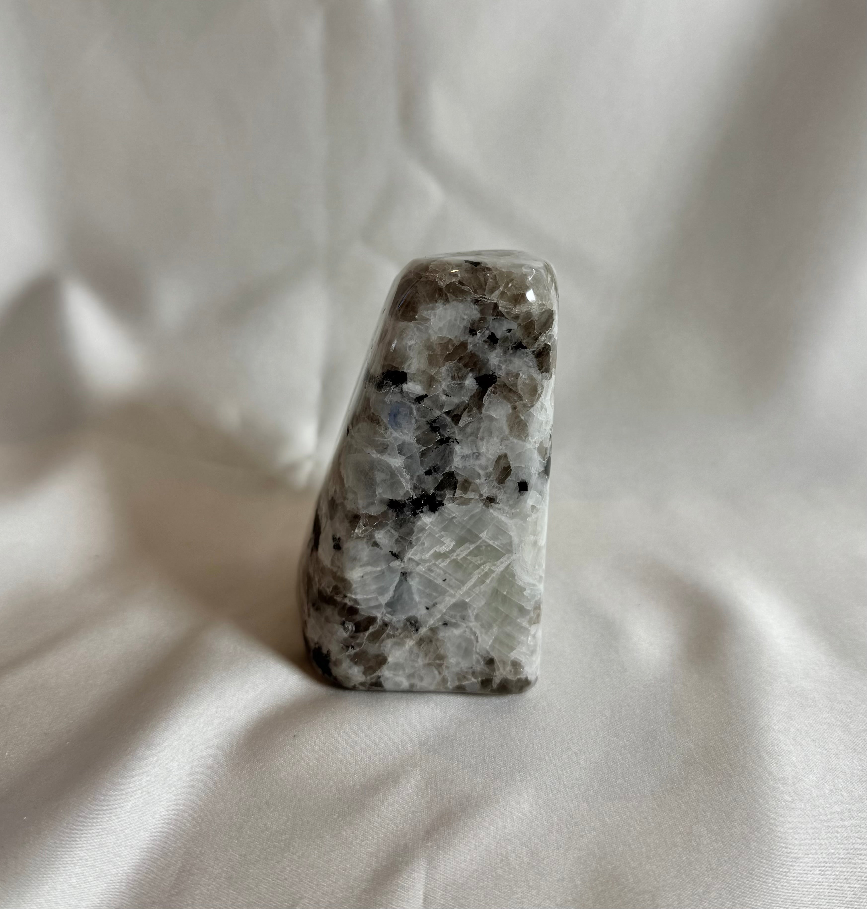 Regenboog Maansteen Sculptuur Nr. 404