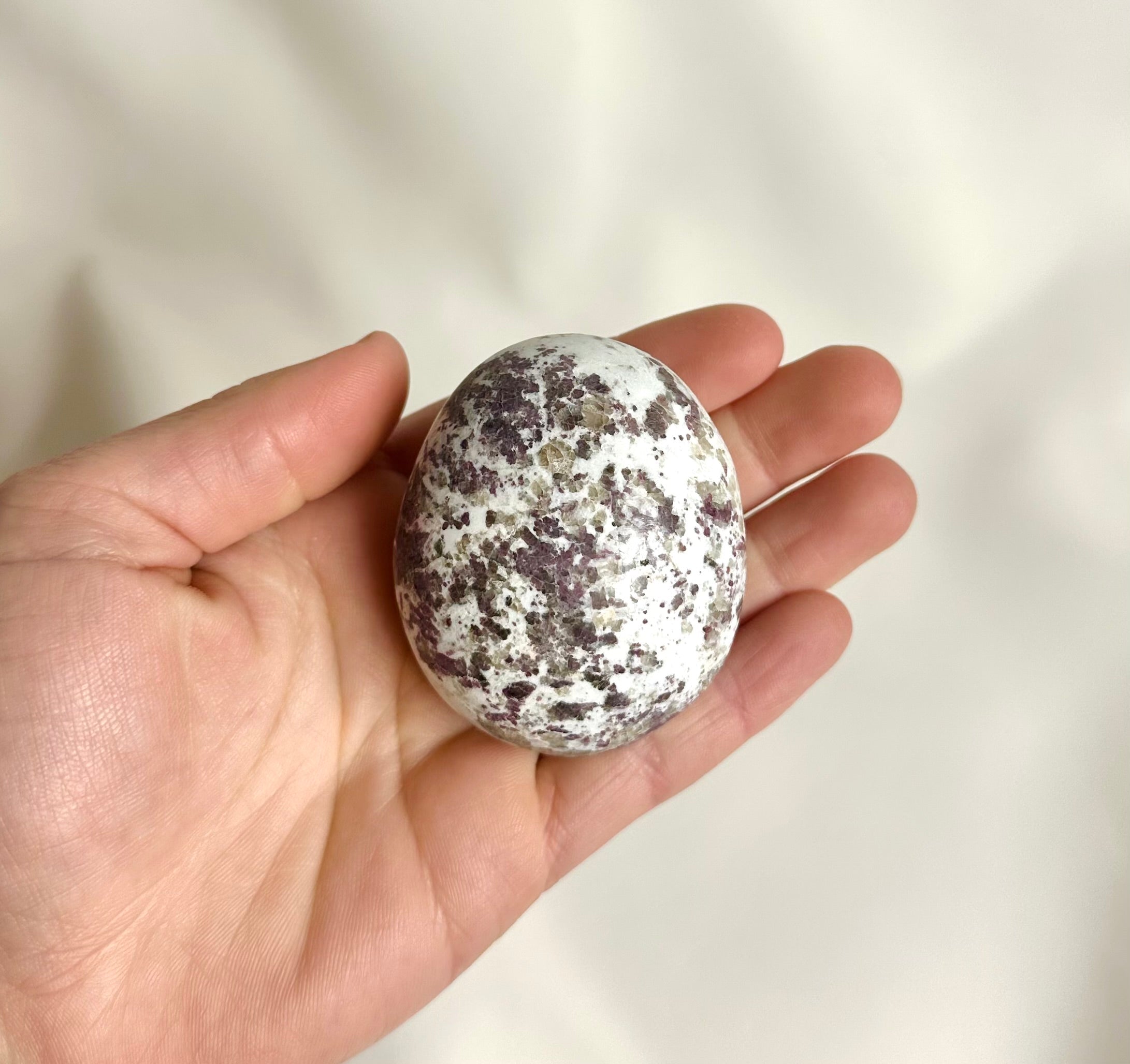 Roze Toermalijn In Albiet Handsteen